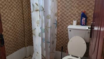 Doccia, asciugamani, sapone, carta igienica