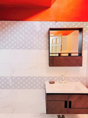 Deluxe Double Room, City View | Living area