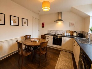 Fridge, microwave, oven, dishwasher - The Yellow Door, Inverness (Inverness)