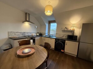 ثلاجة، ميكروويف، فرن، غسالة أطباق