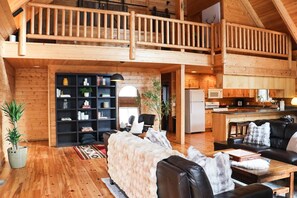 Smart TV, fireplace, books - The Edge of the Wild: Hot Tub Under the Stars (Cle Elum)