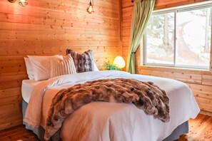 4 bedrooms, iron/ironing board, free WiFi, bed sheets - The Edge of the Wild: Hot Tub Under the Stars (Cle Elum)