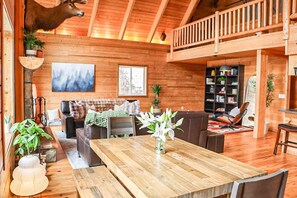 Interior - The Edge of the Wild: Hot Tub Under the Stars (Cle Elum)