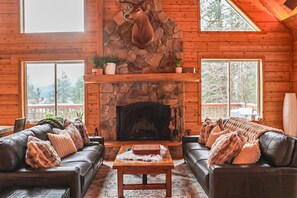Smart TV, fireplace, books - The Edge of the Wild: Hot Tub Under the Stars (Cle Elum)