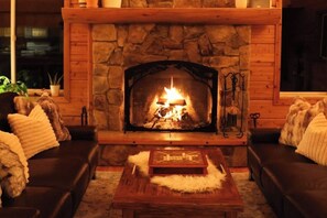 Interior - The Edge of the Wild: Hot Tub Under the Stars (Cle Elum)