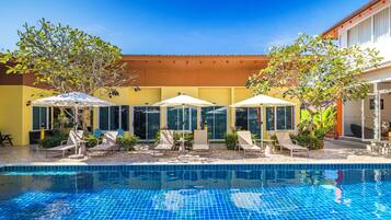 Piscina all'aperto, ombrelloni da piscina, lettini