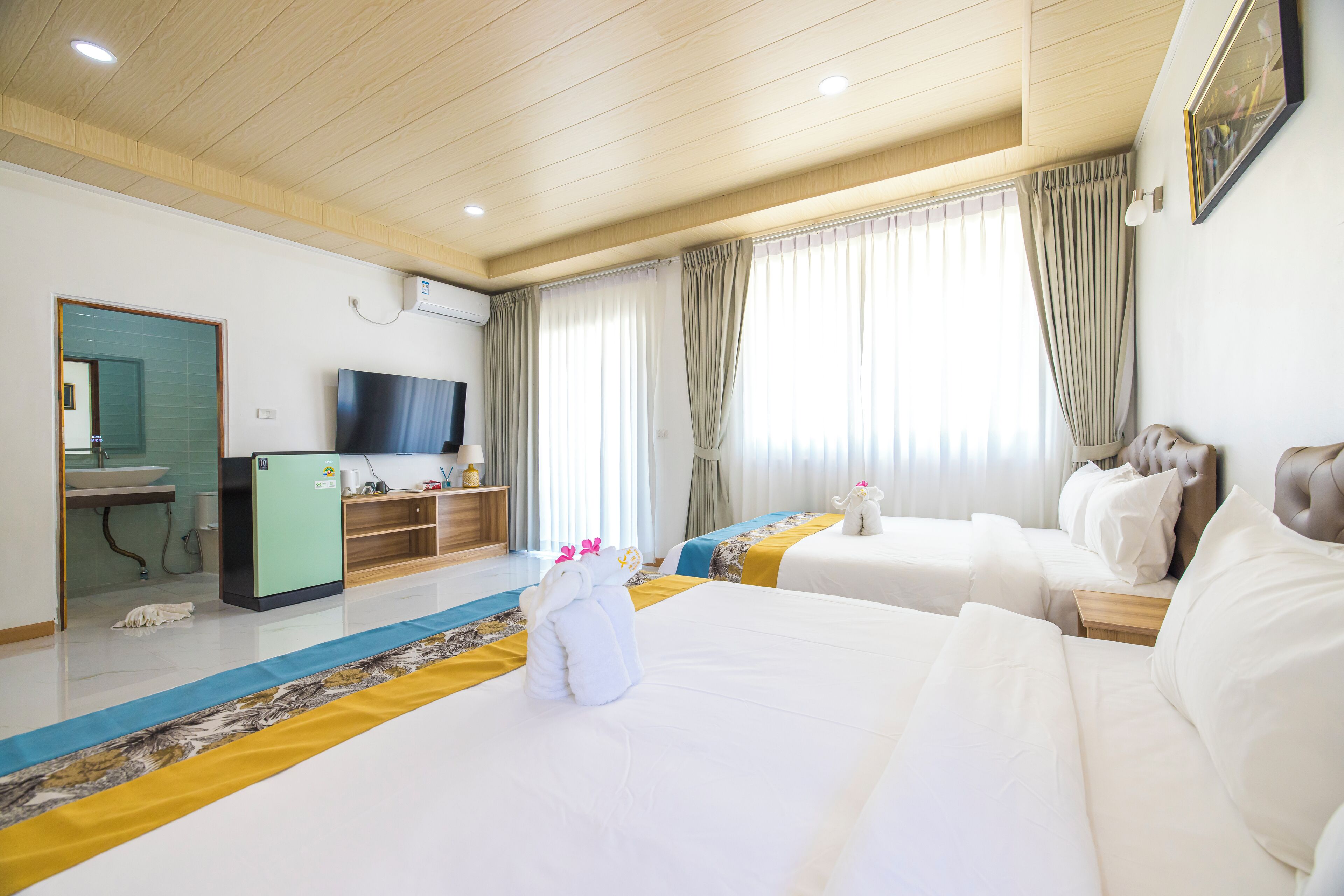 Caja de seguridad en la habitación, escritorio y cortinas blackout 