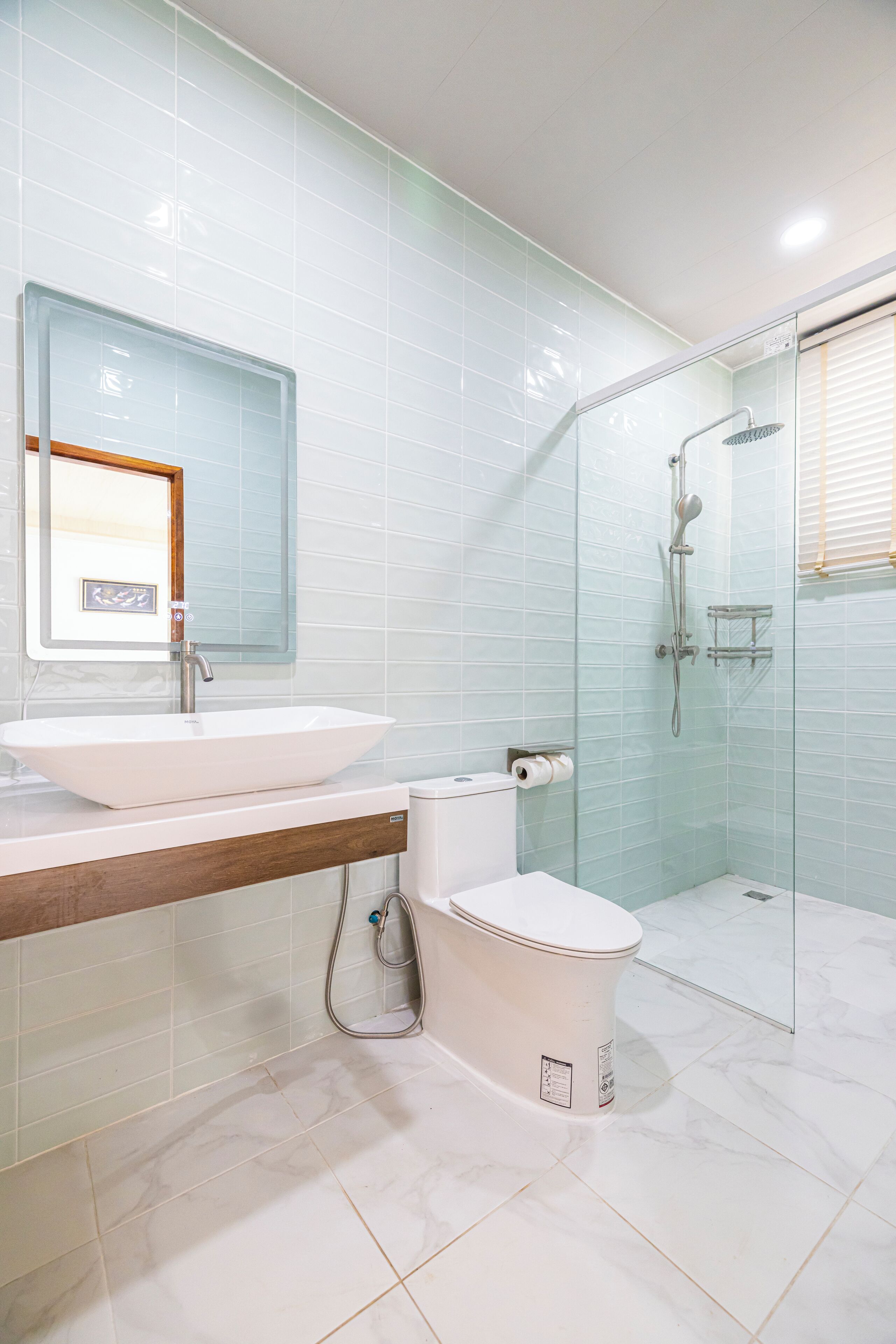 Quarto triplo família, sacada, vista para o resort | Banheiro | Chuveiro, produtos de toalete grátis, secador de cabelo, chinelos