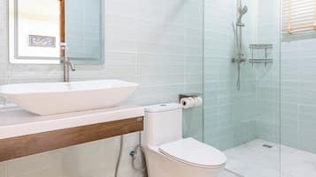 Chambre Triple Familiale, balcon, vue établissement | Salle de bain | Douche, articles de toilette gratuits, sÚche-cheveux, chaussons