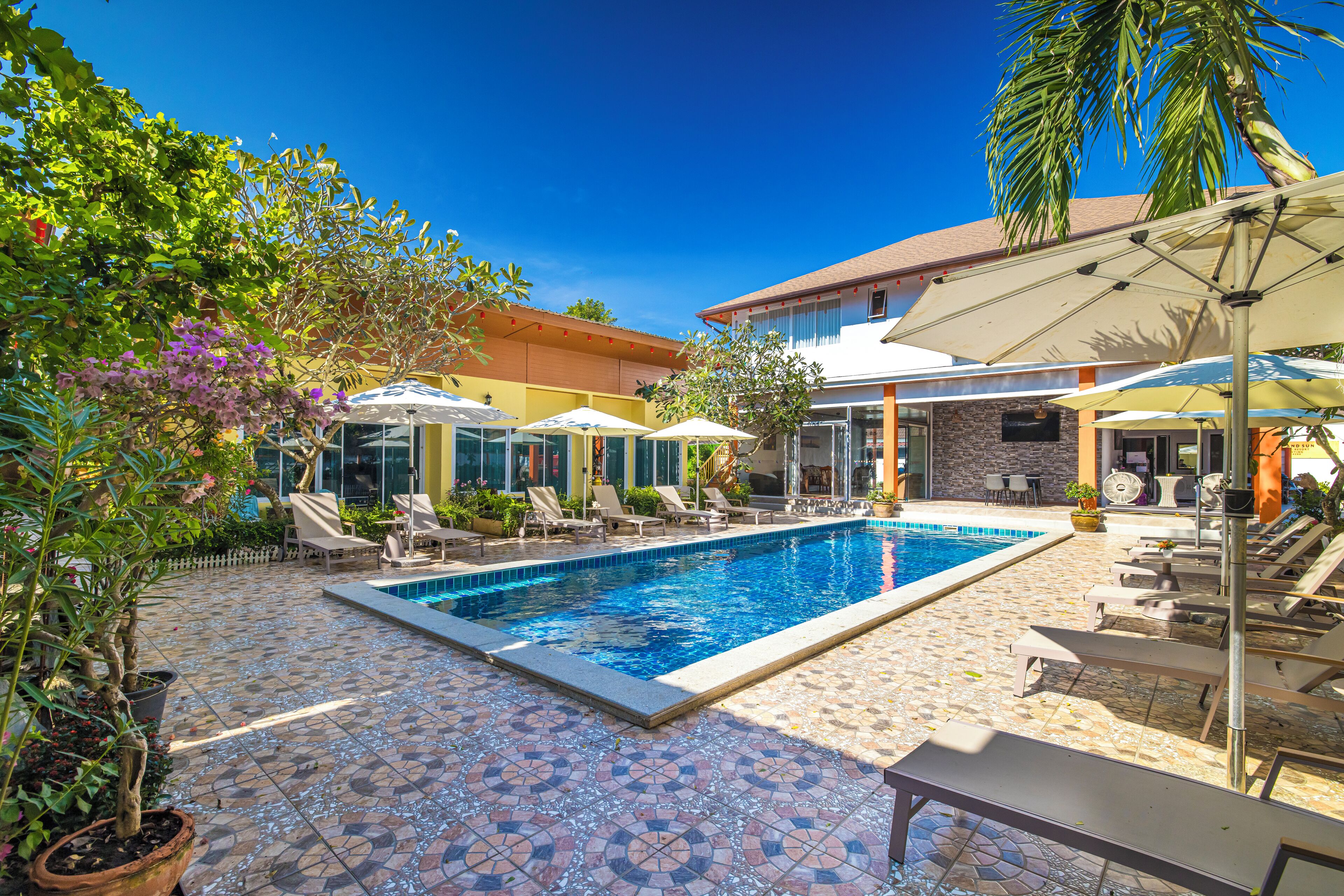 Piscina all'aperto, ombrelloni da piscina, lettini