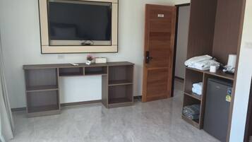 Doppia Superior, balcone, vista resort | Una cassaforte in camera, una scrivania, tende oscuranti