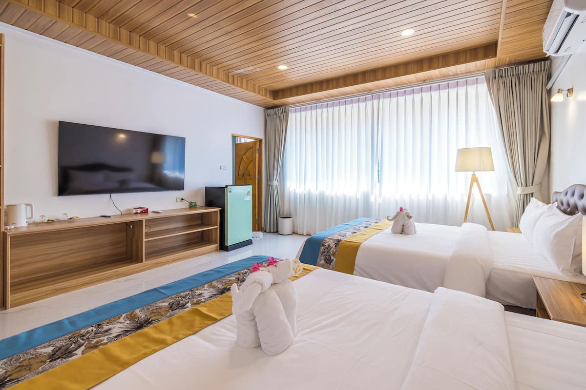 Caja de seguridad en la habitación, escritorio y cortinas blackout