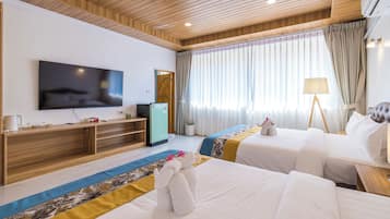 Camera Deluxe con 2 letti singoli, balcone | Una cassaforte in camera, una scrivania, tende oscuranti