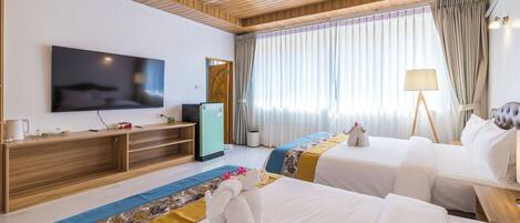 Camera Deluxe con 2 letti singoli, balcone | Una cassaforte in camera, una scrivania, tende oscuranti