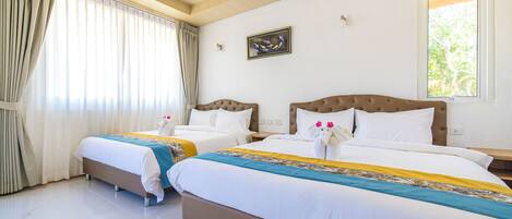 Habitación de hotel con dos camas, un ventanal con cortinas, un cuadro en la pared y techo de madera.