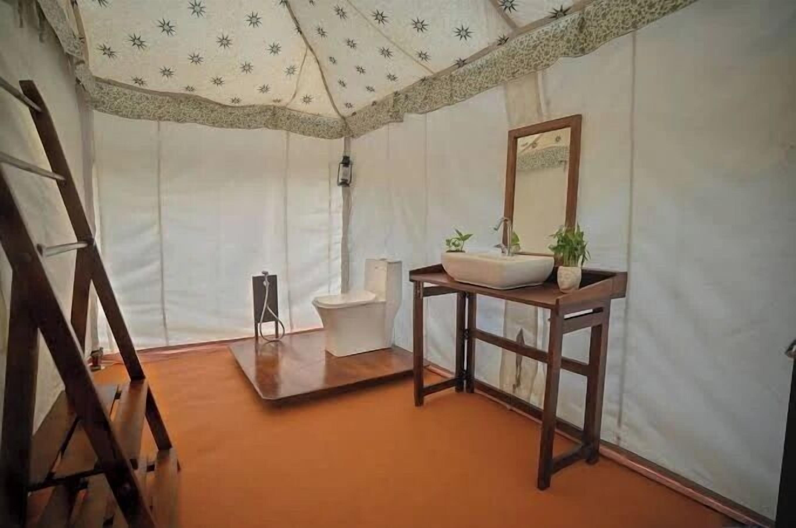 Deluxe Tent | Bathroom | Shower, towels, soap, toilet paper