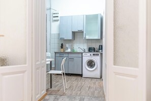 Căn hộ cơ bản | Bếp riêng | Tủ lạnh, lò vi sóng, lò nướng, bếp nấu 