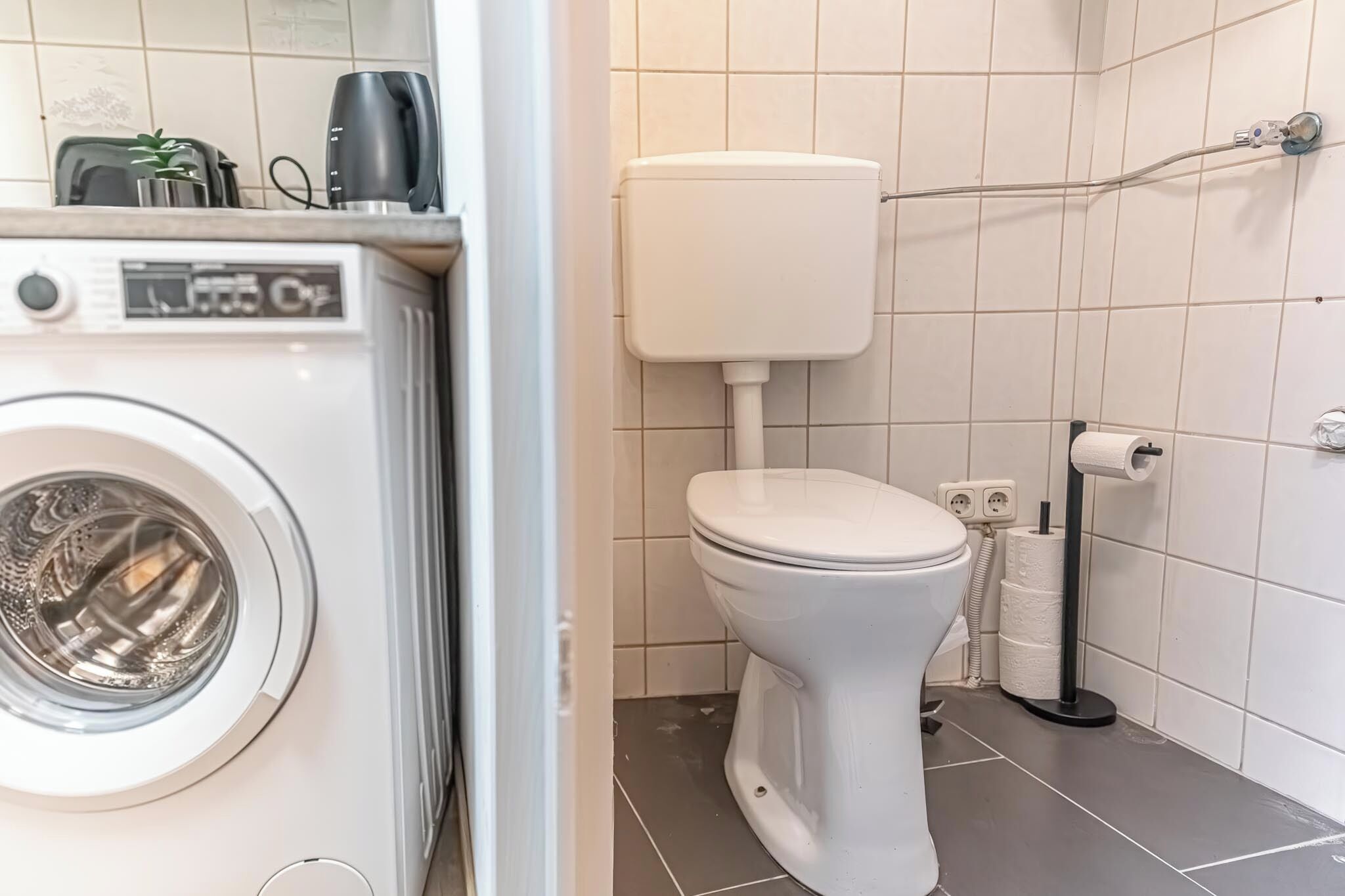 ベーシック アパートメント | バスルーム | シャワー、バスアメニティ (無料)、ヘアドライヤー、タオル