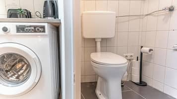 ベーシック アパートメント | バスルーム | シャワー、バスアメニティ (無料)、ヘアドライヤー、タオル