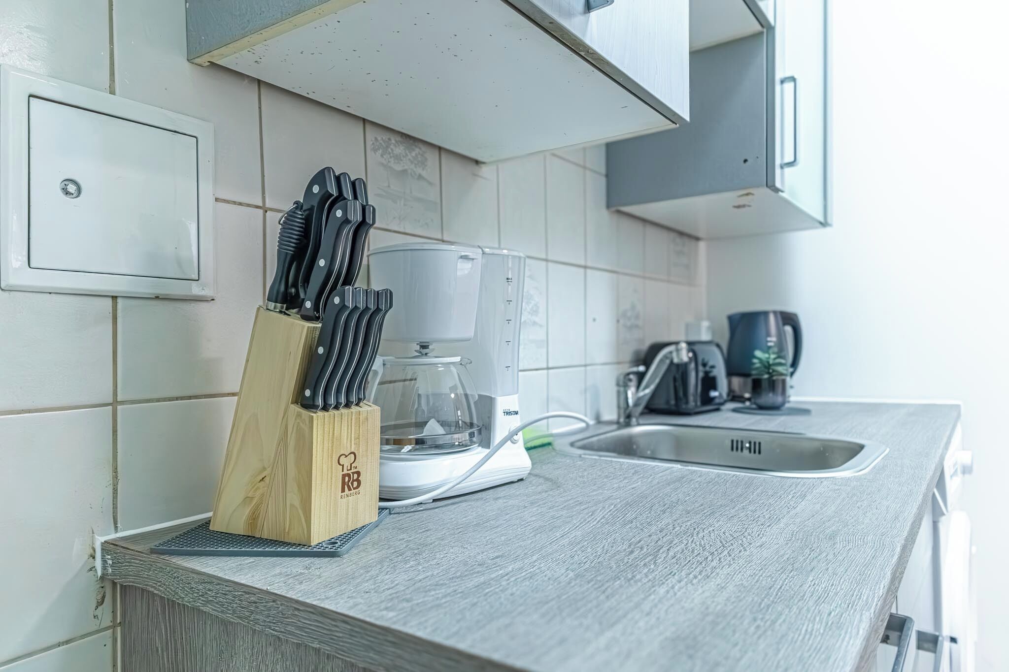 Basic Apartment | Private kitchen | Fridge, microwave, oven, stovetop