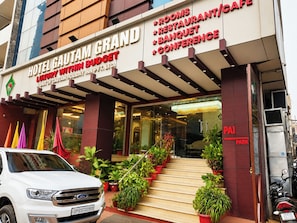 Exterior - Hotel Gautam Grand Varanasi (Varanasi)