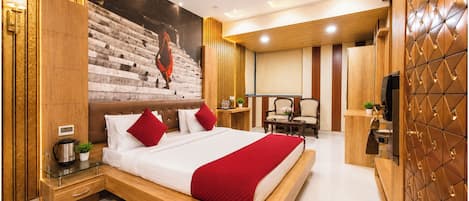 Hypo-allergenic bedding available, desk, soundproofing, WiFi (free)