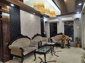 Lobby sitting area - Hotel Gautam Grand Varanasi  (Varanasi)