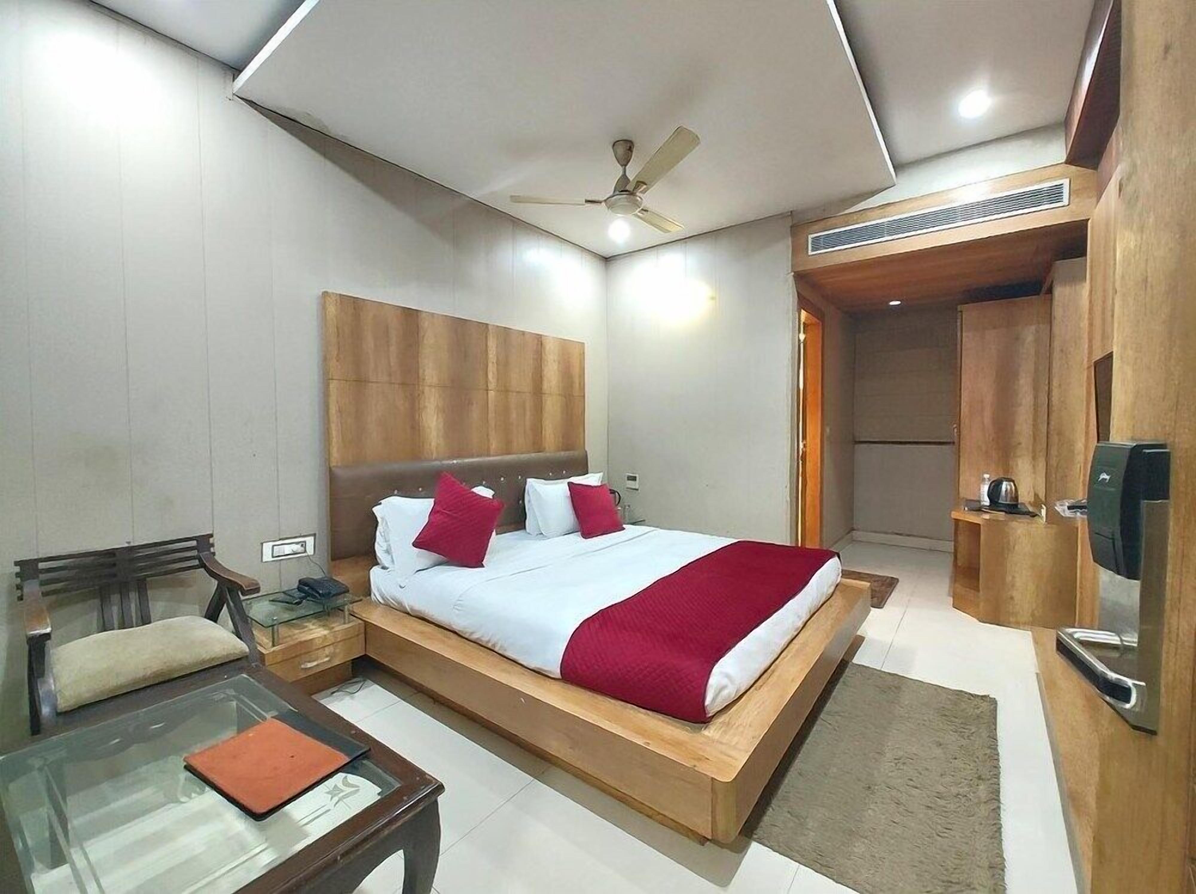 Hypo-allergenic bedding, desk, soundproofing, free WiFi