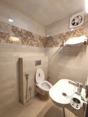 Superior Double Room, Air conditioning | Bathroom | Shower, rainfall showerhead, slippers, towels