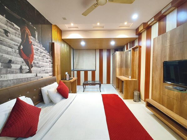 Superior Double Room, Air conditioning | Hypo-allergenic bedding, desk, soundproofing, free WiFi