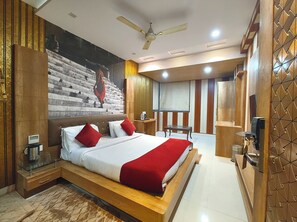 Superior Double Room, Air conditioning | Hypo-allergenic bedding, desk, soundproofing, free WiFi