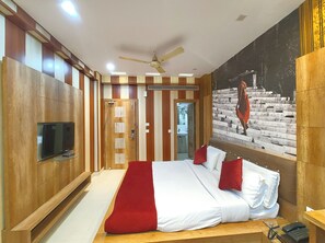 Hypo-allergenic bedding, desk, soundproofing, free WiFi - Hotel Gautam Grand Varanasi  (Varanasi)