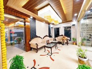Lobby sitting area - Hotel Gautam Grand Varanasi (Varanasi)