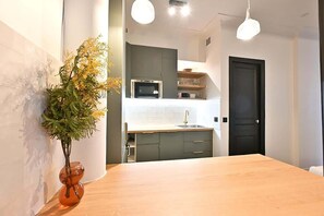 Fridge, microwave, oven, stovetop - Élégant 2 chambres au cœur du Marais (Paris)