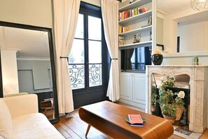 Flat-screen TV - Élégant 2 chambres au cœur du Marais (Paris)