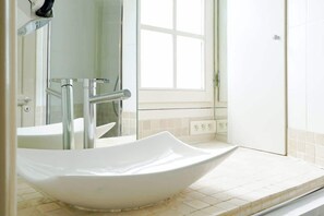 Shower, hair dryer, shampoo - Élégant 1 chambre cœur du Marais - Calme & charme (Paris)