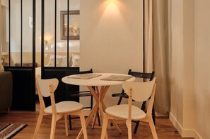 Dining - Chic & cosy 2BR - à deux pas Tour Eiffel 2BR (Paris)