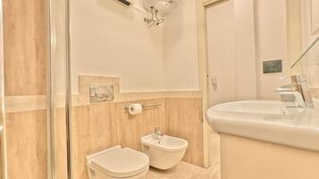 Dusche, Haartrockner, Bidet, Handtücher