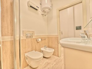 Dusche, Haartrockner, Bidet, Handtücher