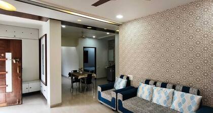 Jagshali Villa: Modern 2BHK with Karaoke & 50" TV