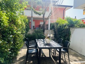 Outdoor dining - Two-story terraced house with private garden (Bibione)