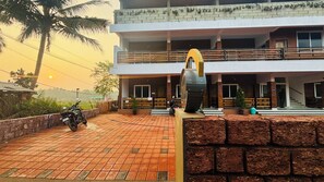 ด้านหน้าที่พัก