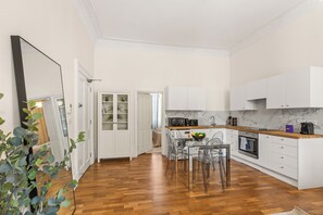 Fridge, microwave, oven, stovetop - Modern 1 BDR Apt, Prestigious Paddington (London)
