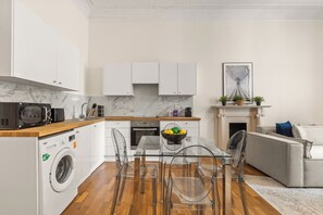 Fridge, microwave, oven, stovetop - Modern 1 BDR Apt, Prestigious Paddington (London)