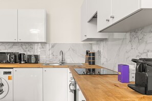 ثلاجة، ميكروويف، فرن، موقد طهي مسطح