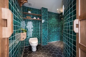 Ducha, artículos de tocador gratuitos, secador de pelo, toallas