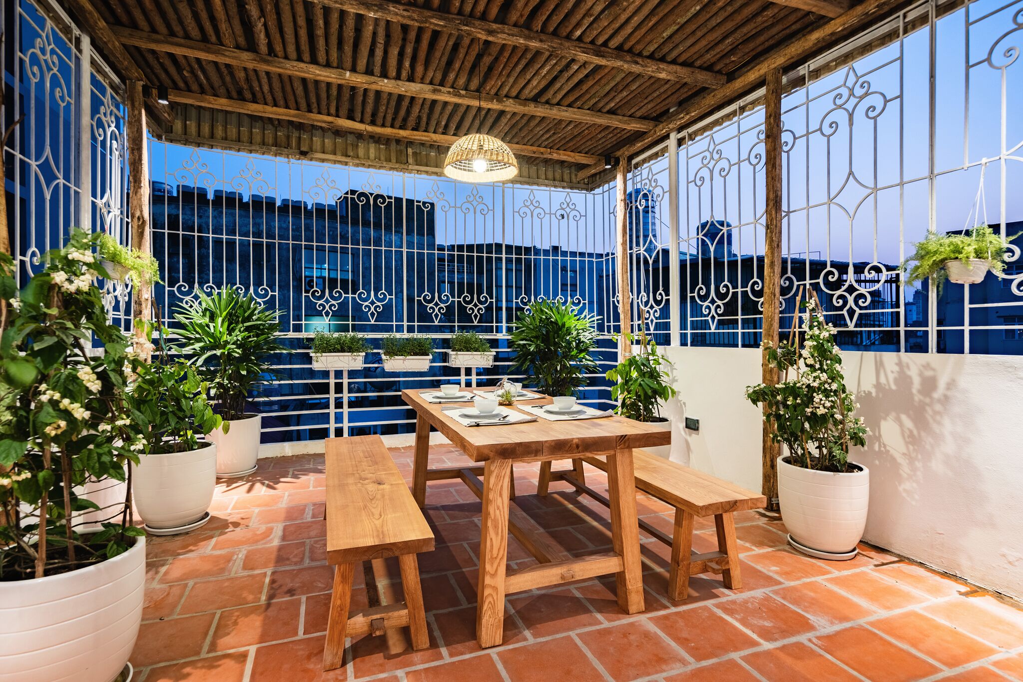 Minibar con artículos gratuitos y decoración personalizada 