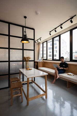 عناصر مجانية داخل الميني بار وبديكورات فريدة لكل غرفة