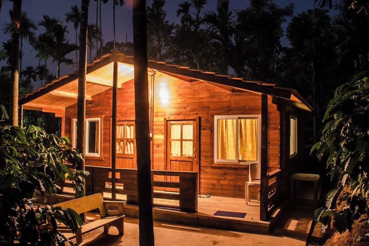 Traditionele boomhut, uitzicht op heuvels | Een kluis op de kamer, een bureau, een laptopwerkplek