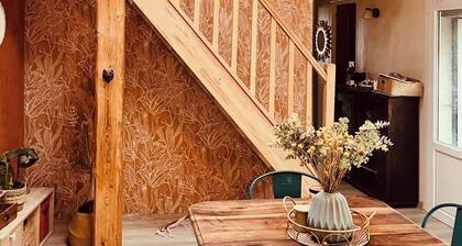 Maison en pierre avec grand jardin et vue